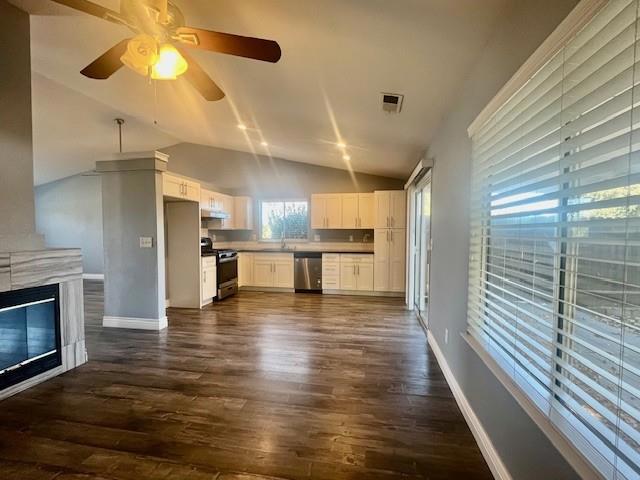 16100 5th Street, Lathrop CA: https://media.crmls.org/mediaz/57a5e5b9-eecd-4f78-b3b8-83c33925cc0b.jpg