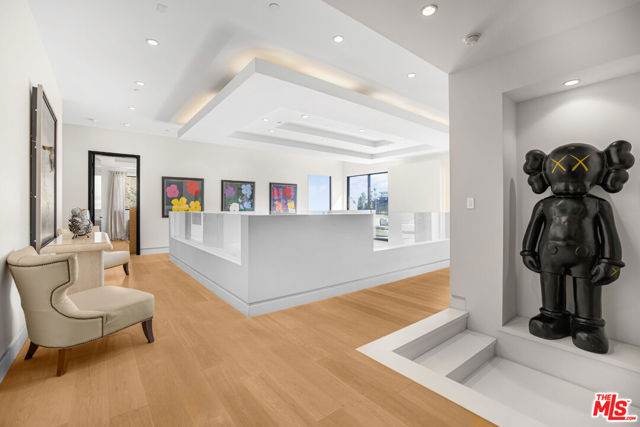 2501 Zorada Drive, Los Angeles CA: https://media.crmls.org/mediaz/57a5e942-9eae-45ea-b9b6-982b625755a9.jpg