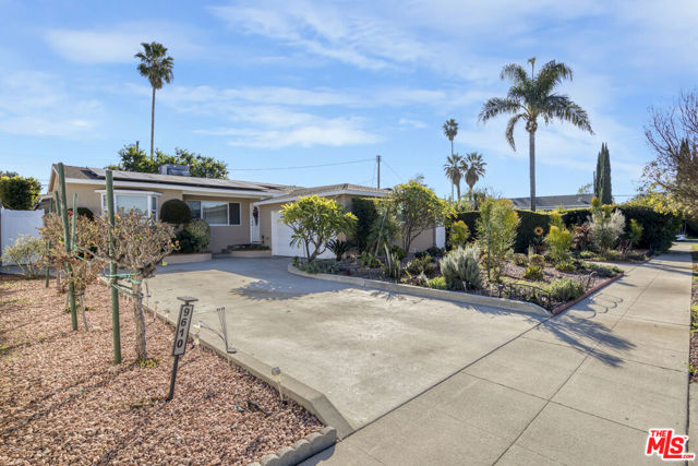 9610 Odessa Avenue, Northridge CA: https://media.crmls.org/mediaz/57a607f9-d0dc-4232-9f78-701618d8345d.jpg