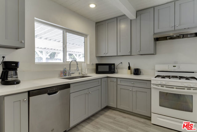 11812 RANDALL Street, Sun Valley CA: https://media.crmls.org/mediaz/57a60d73-11ba-4f09-bece-1e417cb43514.jpg