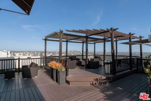 7250 Franklin Avenue, Los Angeles CA: https://media.crmls.org/mediaz/57a71c13-717e-43f0-87a7-5d3ddb521578.jpg