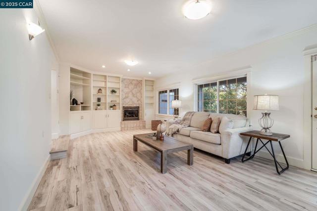 33 Altamount Drive, Orinda CA: https://media.crmls.org/mediaz/57a76b44-a977-4f4b-9876-1e10cb96fb17.jpg