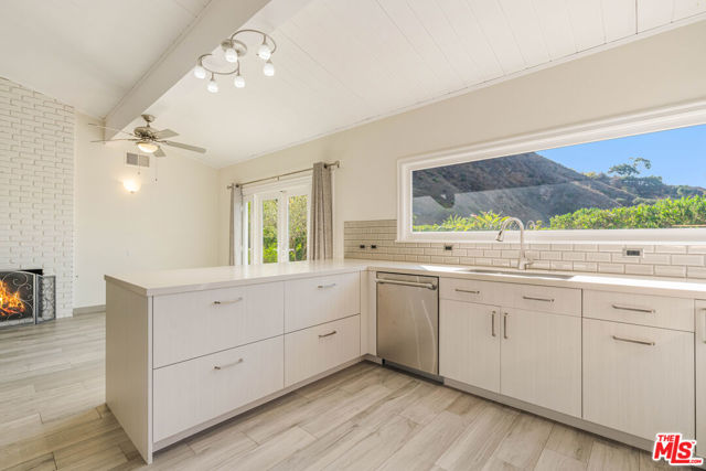 1200 El Hito Circle, Pacific Palisades CA: https://media.crmls.org/mediaz/57a78c09-9c7f-4ae5-807f-12959697bd94.jpg