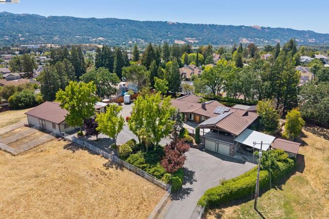 4558 Bernal Ave, Pleasanton CA: https://media.crmls.org/mediaz/57a7c4a5-a844-4109-888c-661189622d47.jpg