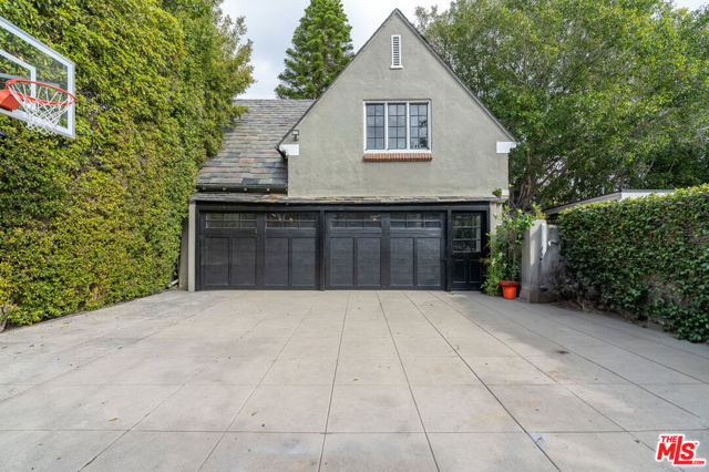 340 S Plymouth Boulevard, Los Angeles CA: https://media.crmls.org/mediaz/57a80cac-54e6-43cf-b334-760678ee3a19.jpg