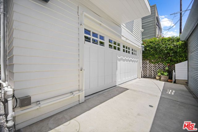 1210 Cabrillo Avenue, Venice CA: https://media.crmls.org/mediaz/57a8c8a1-b0af-4440-977d-bb0b4e715871.jpg