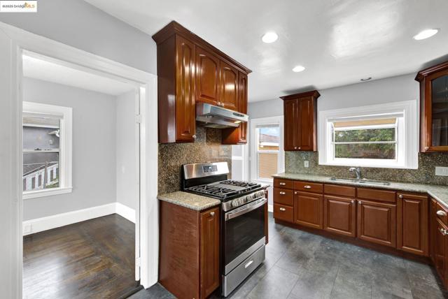 1009 106Th Ave, Oakland CA: https://media.crmls.org/mediaz/57a94f62-64f3-4dca-9792-3c6f92789927.jpg