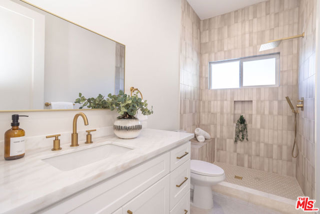 824 N Lima Street, Burbank CA: https://media.crmls.org/mediaz/57a9d31e-d8c2-459e-83d4-e9e1b446348b.jpg