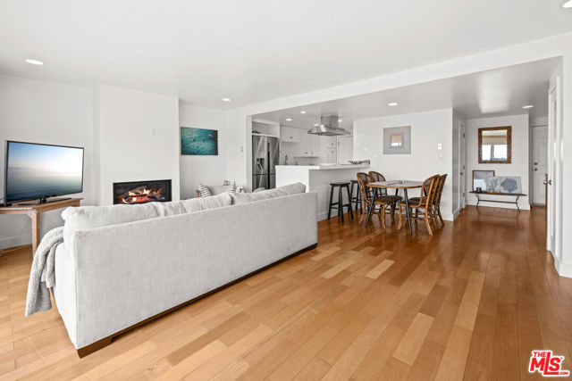23908 De Ville Way, Malibu CA: https://media.crmls.org/mediaz/57aa294b-9792-4f4c-847b-42be3252bf08.jpg