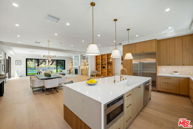 20215 Lorenzana Drive, Woodland Hills CA: https://media.crmls.org/mediaz/57aa3e1e-76f2-4e62-9baa-d68ee24bff3a.jpg