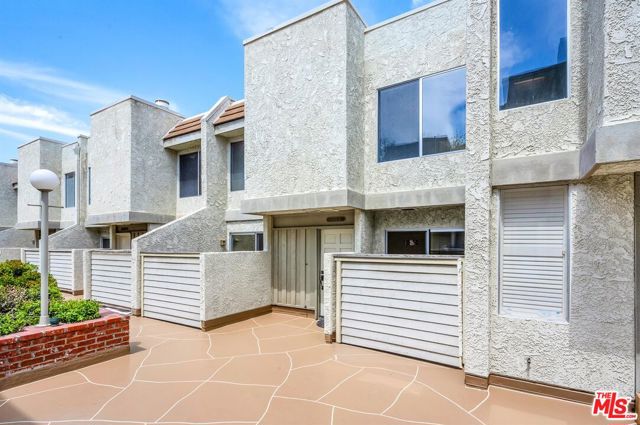 11744 Moorpark Street, Studio City CA: https://media.crmls.org/mediaz/57aabfc2-d34f-4ab7-8108-2b375262d4b5.jpg