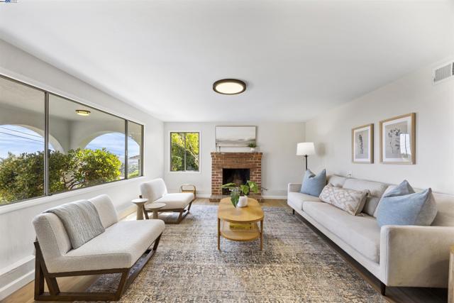 1748 Wesley Ave, El Cerrito CA: https://media.crmls.org/mediaz/57ab4310-fba4-4874-8b5c-993b2712f28e.jpg