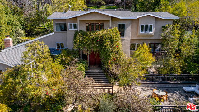 3908 Fairway Avenue, Studio City CA: https://media.crmls.org/mediaz/57abe6bc-18f1-498b-83f2-0f1ffc01ad1d.jpg