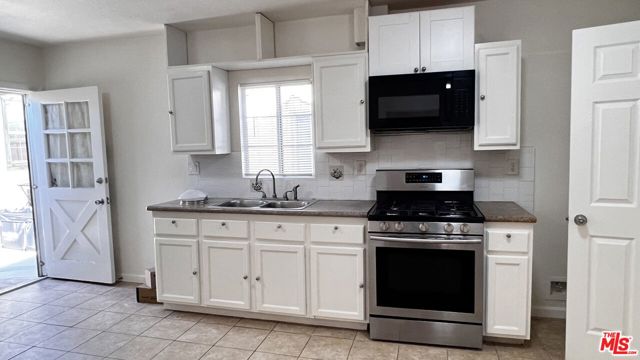 19040 Bassett Street, Reseda CA: https://media.crmls.org/mediaz/57ac0658-e581-47d2-99c5-9db460415815.jpg