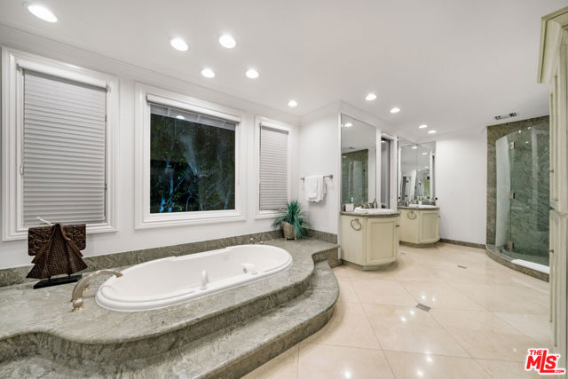 16221 Elisa Place, Encino CA: https://media.crmls.org/mediaz/57ac790c-5871-41dc-96a7-ab535d37fc66.jpg