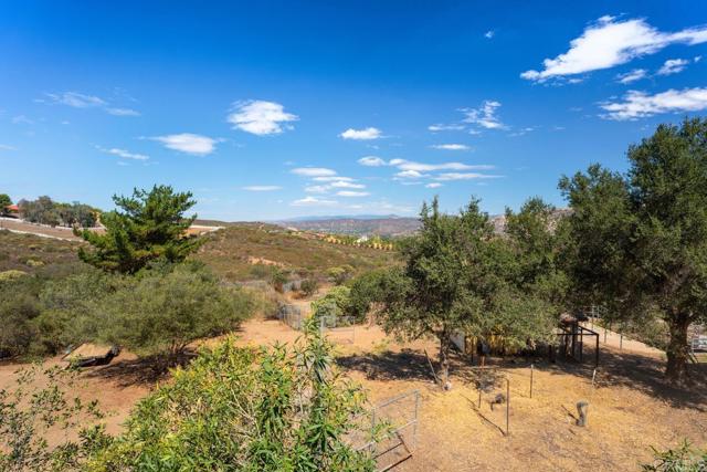 25082 Four Corners Road, Ramona CA: https://media.crmls.org/mediaz/57ac9332-fc44-46eb-9456-a159bb13b485.jpg