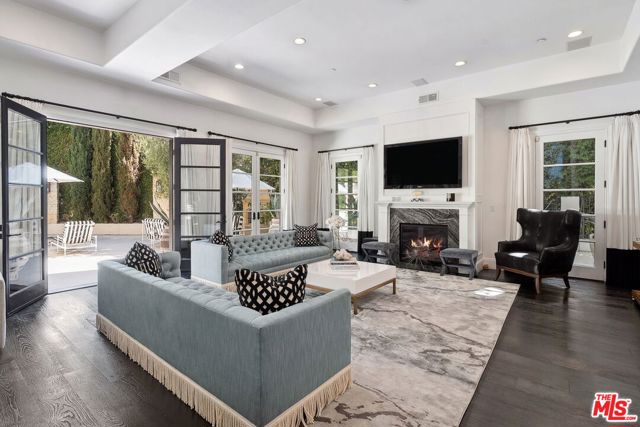1600 Clear View Drive,  CA: https://media.crmls.org/mediaz/57ad2bf6-ca50-4047-a283-e9bcbe1e3a57.jpg