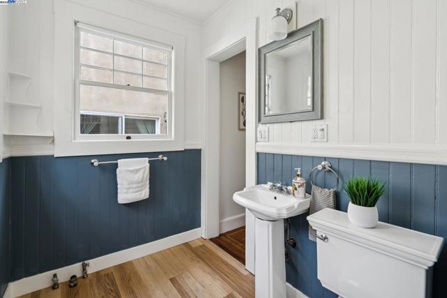 2120 Encinal Ave, Alameda CA: https://media.crmls.org/mediaz/57ad9701-0f84-472b-a544-3cf9c482cdbc.jpg