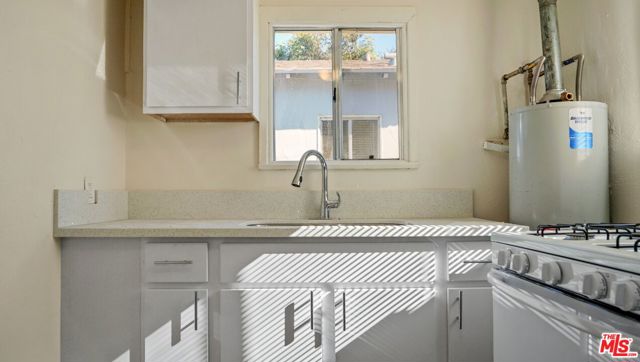 920 W 3rd Street, Pomona CA: https://media.crmls.org/mediaz/57aea501-e0e0-4c96-994e-56553a2a8932.jpg