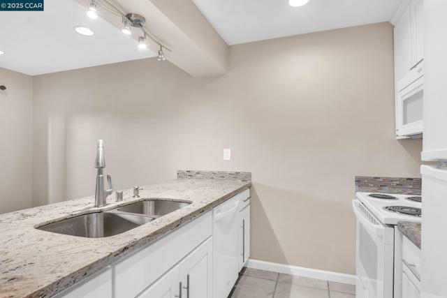 1081 San Ramon Valley Blvd, Danville CA: https://media.crmls.org/mediaz/57aea9dc-6111-4f2a-ba8f-869f1f1fc0d0.jpg