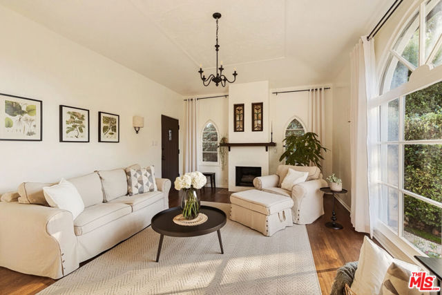 830 N Gardner Street, Los Angeles CA: https://media.crmls.org/mediaz/57aeb8a9-8cd1-43eb-abda-ff803fb8a4f6.jpg