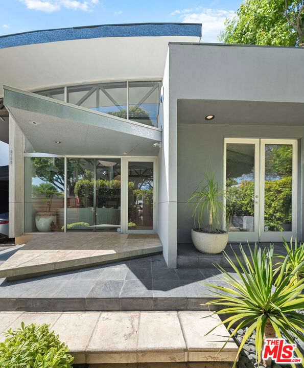 8735 Dorrington Avenue, West Hollywood CA: https://media.crmls.org/mediaz/57aecda1-e91a-4adc-a6a1-dccb3be627b2.jpg