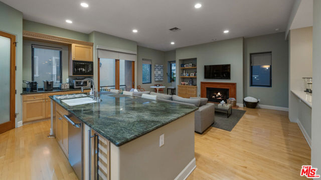 4115 Roma Court, Marina del Rey CA: https://media.crmls.org/mediaz/57af174c-8a26-43c1-a441-42dc515ff219.jpg