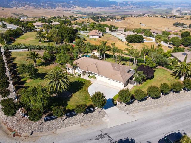 303 Taryn Court, Hollister CA: https://media.crmls.org/mediaz/57af4018-9ce5-4241-8267-827e2a012849.jpg