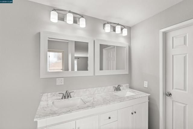 4403 Winterberry Ct, Concord CA: https://media.crmls.org/mediaz/57af99b3-1414-4c4b-a627-1598d19ba589.jpg
