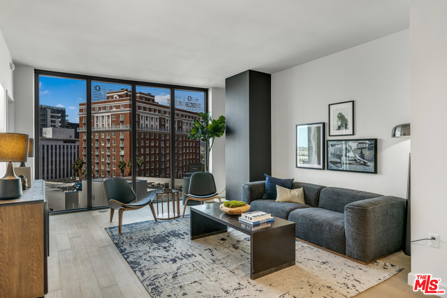 2801 Sunset Place, Los Angeles CA: https://media.crmls.org/mediaz/57afea8c-1816-4af5-a182-c5103ea8a4f9.jpg