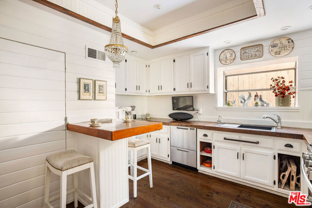 1647 N Beverly Glen Boulevard, Los Angeles CA: https://media.crmls.org/mediaz/57b1c0ca-6fe6-44bc-86a2-ea2c73bd977c.jpg