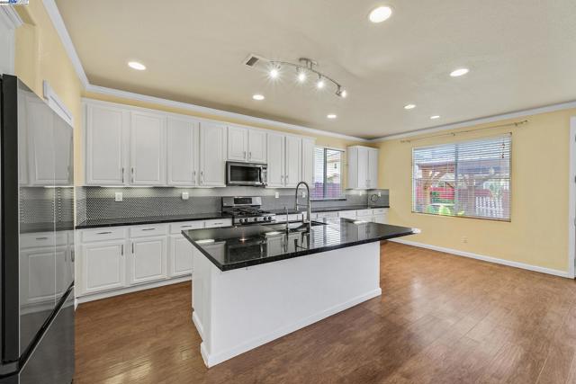 1419 Nubian St, Patterson CA: https://media.crmls.org/mediaz/57b3f223-9fe5-4331-bd2c-ef007fc2391e.jpg