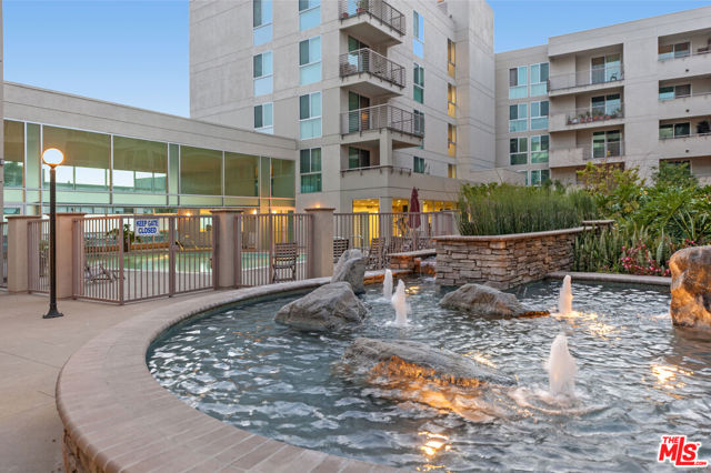 267 S San Pedro Street, Los Angeles CA: https://media.crmls.org/mediaz/57b4caad-af70-4b1e-9ec8-2910accc3d32.jpg