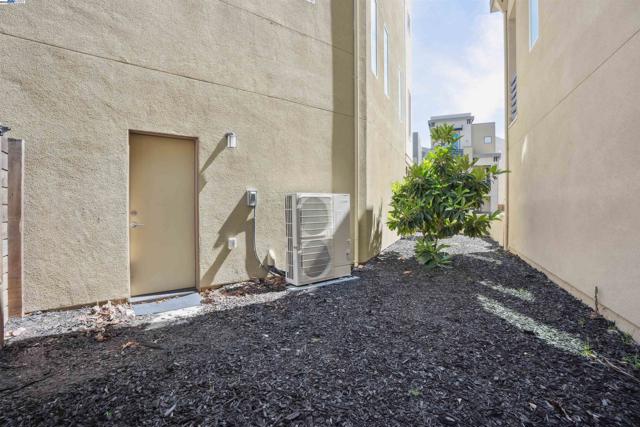 5813 Huntley Ave, Dublin CA: https://media.crmls.org/mediaz/57b52e36-c35e-419c-906c-1c5a8f2268ab.jpg