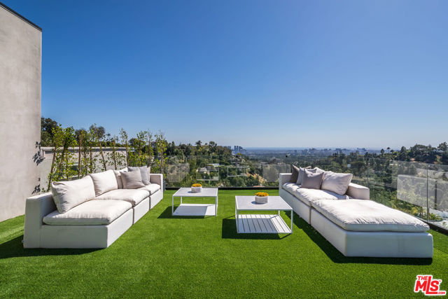 9406 Lloydcrest Drive, Beverly Hills CA: https://media.crmls.org/mediaz/57b59d26-8396-4846-8514-dacf87bcc1c2.jpg