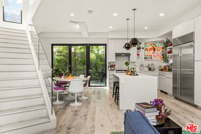 407 Rialto Avenue, Venice CA: https://media.crmls.org/mediaz/57b69eb7-c407-468f-89fb-d10cddf71a0c.jpg