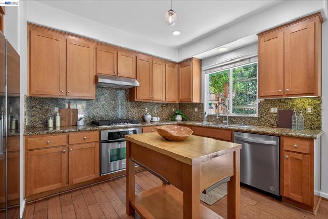 5880 Hillbrook Pl, Dublin CA: https://media.crmls.org/mediaz/57b6bb36-d9c1-4f14-a0e9-d149e52e0a23.jpg