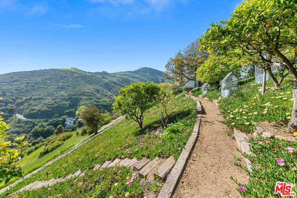 https://media.crmls.org/mediaz/57b80a81-ba72-4ba7-bba9-1c676f2b84e3.jpg?preset=X-Large