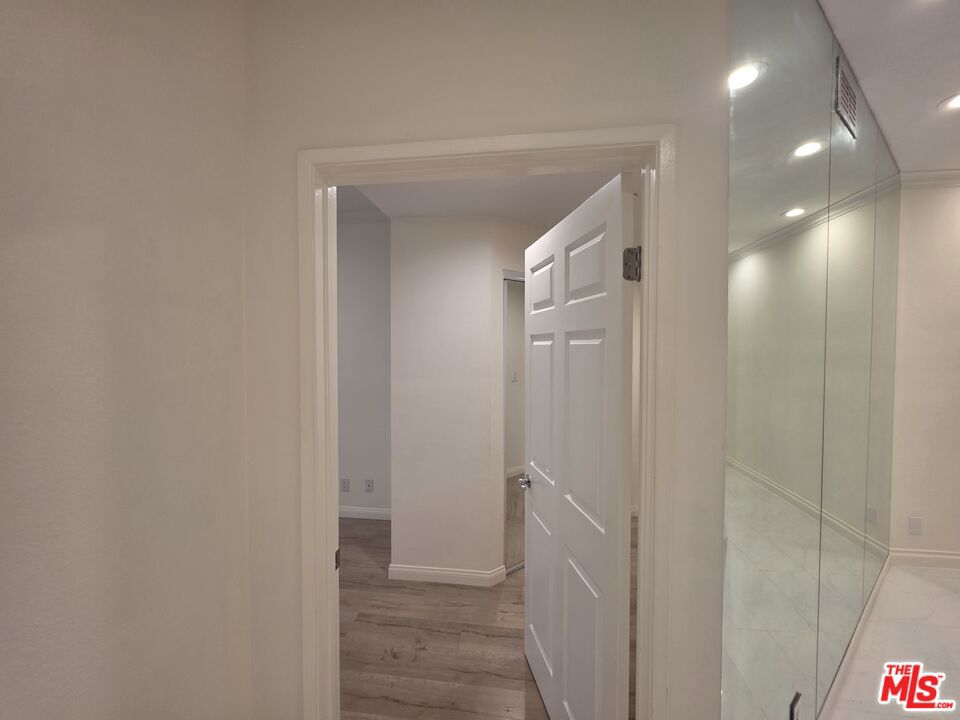 https://media.crmls.org/mediaz/57b8e0a4-d6de-4022-951b-8abab2d62f5e.jpg?preset=X-Large