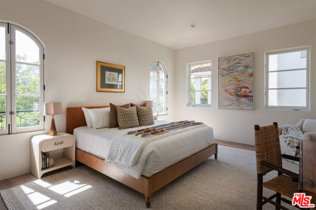 526 N Plymouth Boulevard, Los Angeles CA: https://media.crmls.org/mediaz/57bb87ea-5965-47a6-a2d8-0b3bd525ba2b.jpg