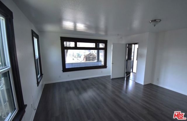 915 E 50th Street, Los Angeles CA: https://media.crmls.org/mediaz/57bb8ad2-1095-4cda-acf9-fb4a73cbb988.jpg