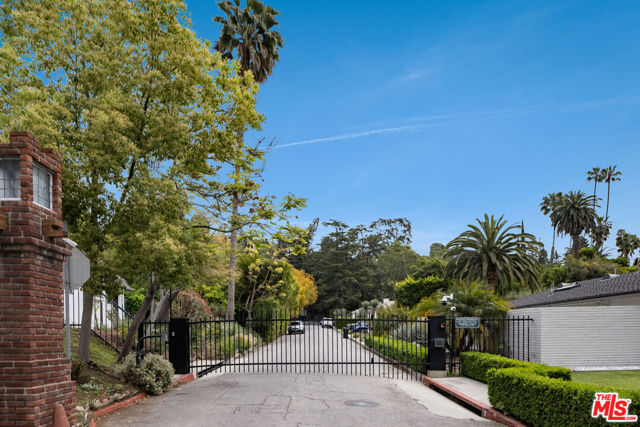 5751 Valley Oak Drive, Los Angeles CA: https://media.crmls.org/mediaz/57bbb61a-2419-4878-94c8-2b997f047ca7.jpg