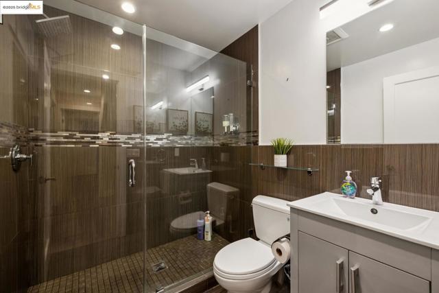 1537 Revere AVE, San Francisco CA: https://media.crmls.org/mediaz/57bcee94-4539-4808-9d53-e489a32c9d34.jpg