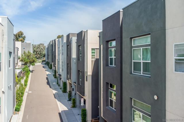 10402 Harlow Cir, San Diego CA: https://media.crmls.org/mediaz/57bd2a20-06d8-48b1-8a94-83470beb2737.jpg