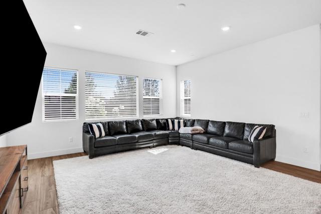 6326 Moser Way, Tracy CA: https://media.crmls.org/mediaz/57bdfceb-684c-4ce4-85a5-388cd0a2043a.jpg