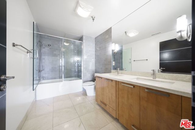 702 S Serrano Avenue, Los Angeles CA: https://media.crmls.org/mediaz/57be0b03-d40e-4aff-ac12-b575b9f883f3.jpg
