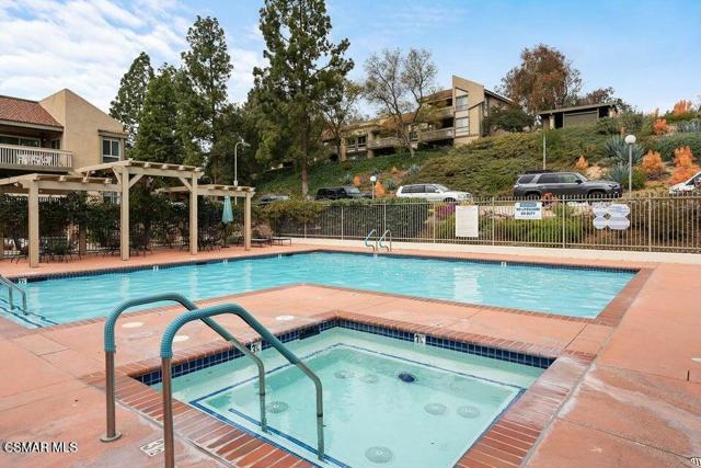 245 Oakleaf Drive, Thousand Oaks CA: https://media.crmls.org/mediaz/57bf08da-5547-4c88-b689-272efac1e540.jpg