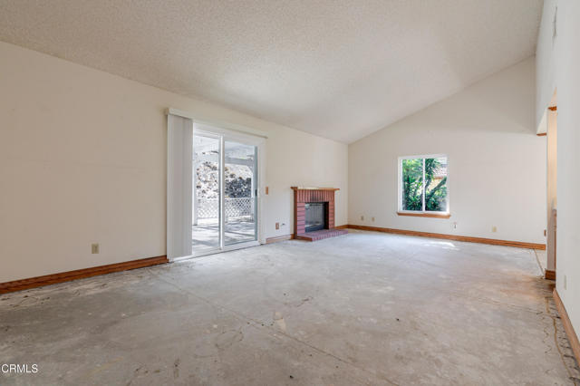1069 Belleza Street, Camarillo CA: https://media.crmls.org/mediaz/57bf1508-7315-4428-81df-2e07227cdca9.jpg
