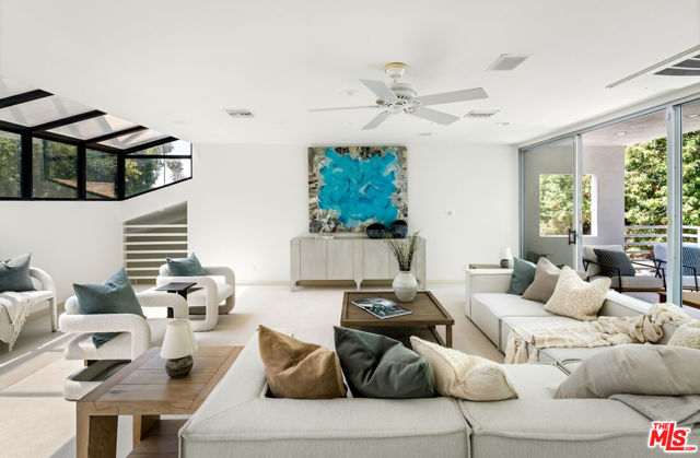 811 N Hillcrest Road, Beverly Hills CA: https://media.crmls.org/mediaz/57bf582c-c72b-472c-a948-b077e7f64677.jpg