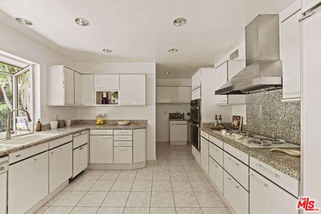 8630 Allenwood Road, Los Angeles CA: https://media.crmls.org/mediaz/57bf9c8e-d7ca-4a11-9dcb-ef15e31dd9b4.jpg